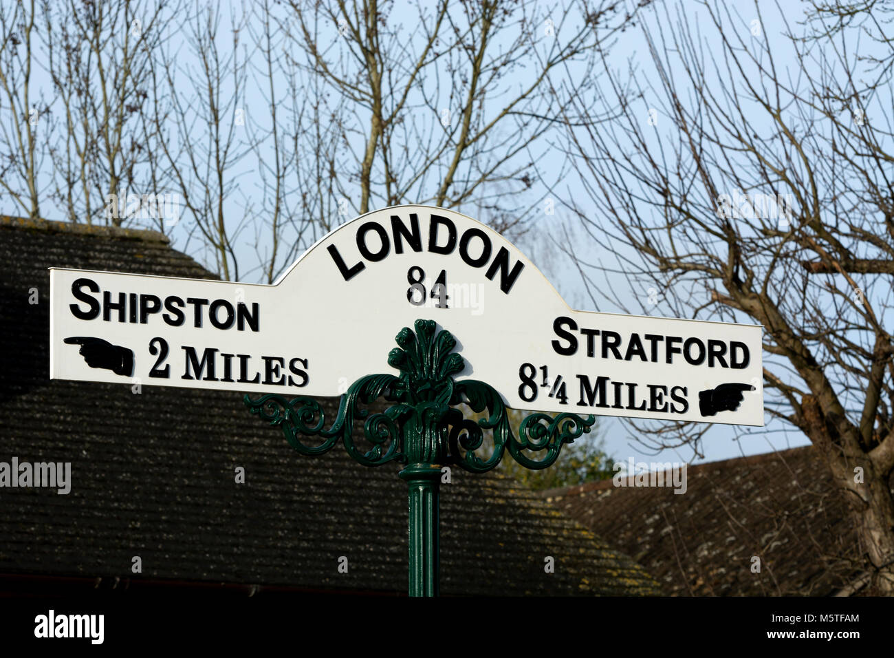 Look retro cartello stradale a Tredington village, Warwickshire, Inghilterra, Regno Unito Foto Stock