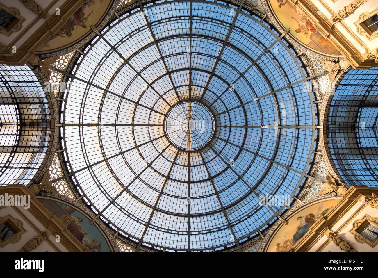 Tetto in vetro della Galleria Vittorio Emanuele II, uno dei più antichi del mondo i centri commerciali per lo shopping. Situato a Milano, Italia. Foto Stock