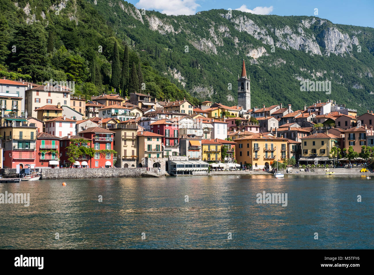 Vista del paesaggio di Varenna città sul lago di Como, Italia. Foto Stock