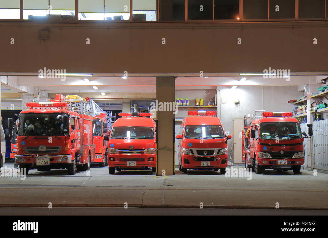 Motore Fire veicolo parcheggiato in downtwon Osaka in Giappone. Foto Stock