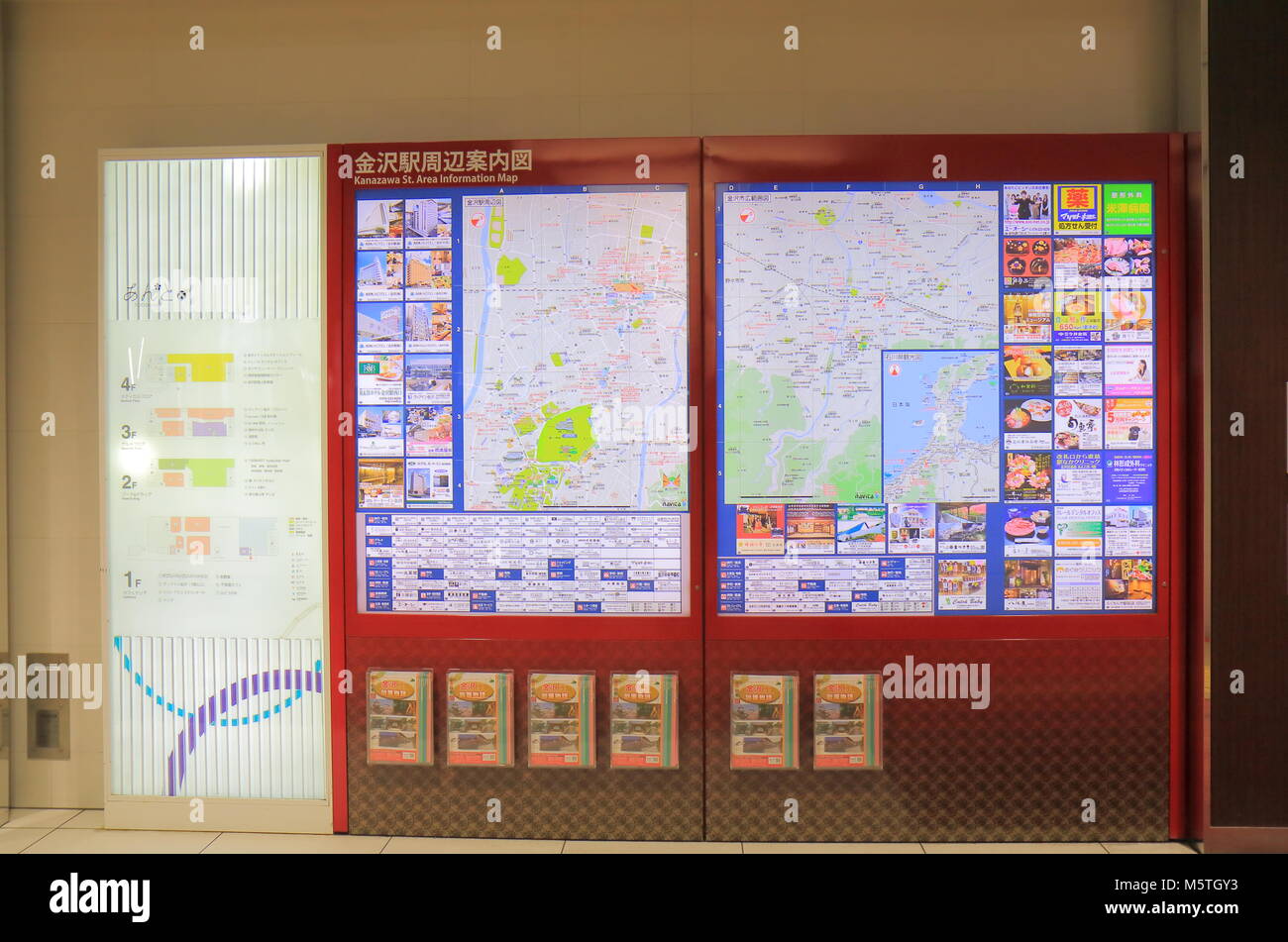 Tourist information board a Kanazawa stazione ferroviaria a Kanazawa Giappone Foto Stock