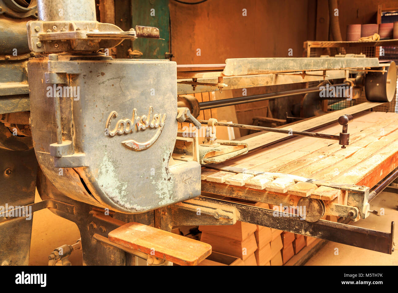 Un grande Cooklsey tornio in un negozio di legno in Somerset. Foto Stock