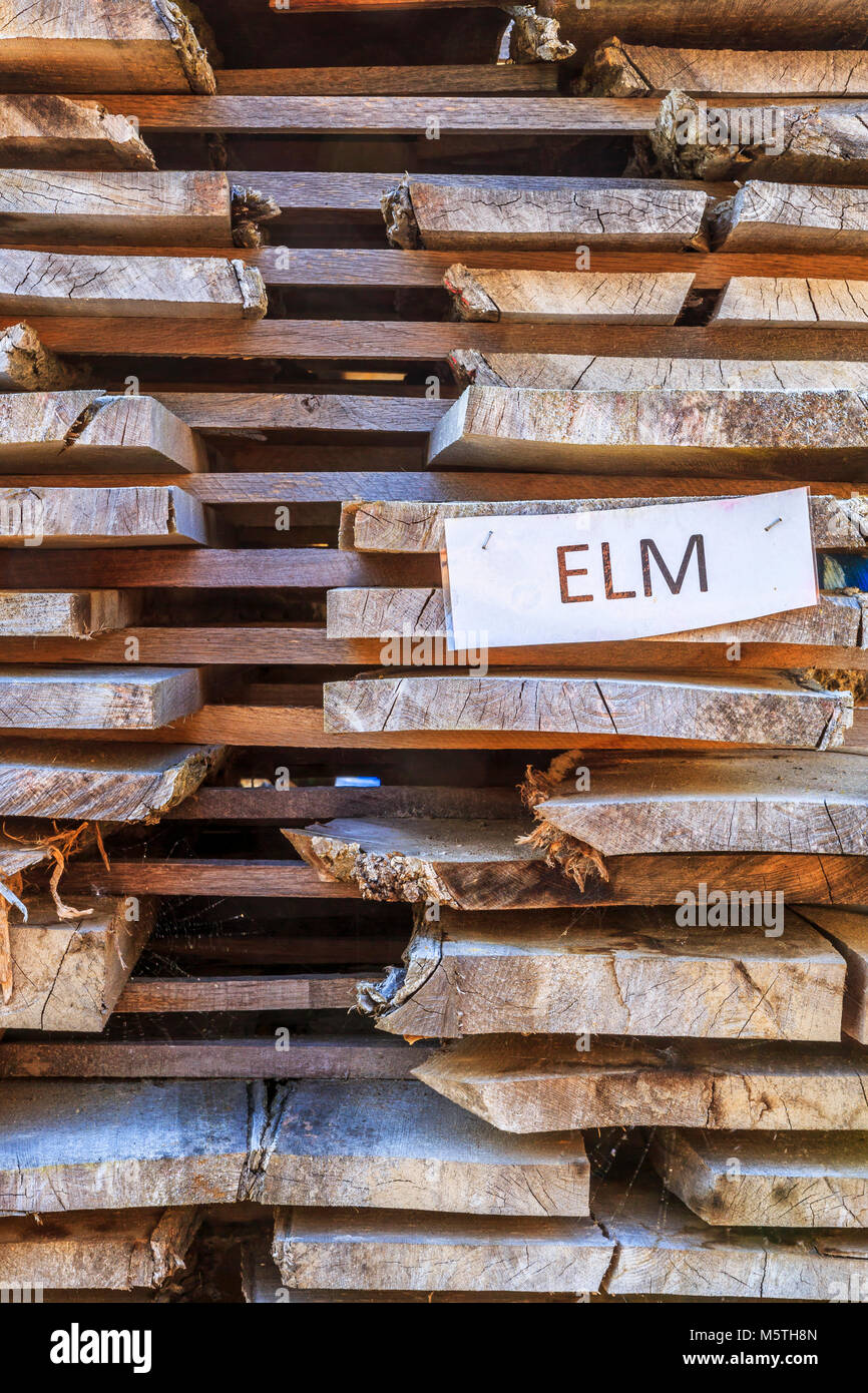 Pile di legname in stagionatura il sole pronto per l'uso in edifici storici e progetti. Foto Stock