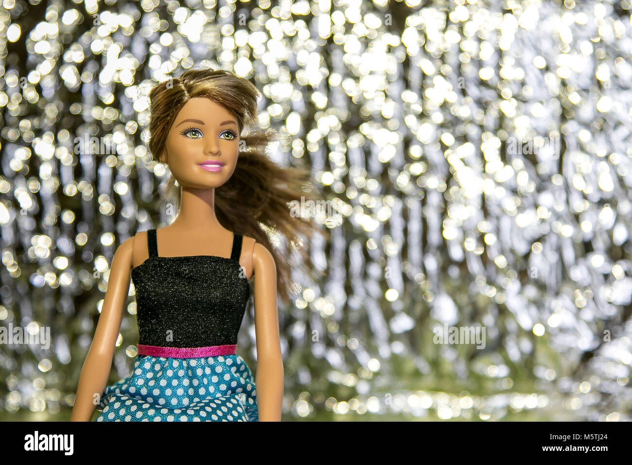 Ritratto di una bambola Barbie contro astratto sfondo spumanti. Foto Stock