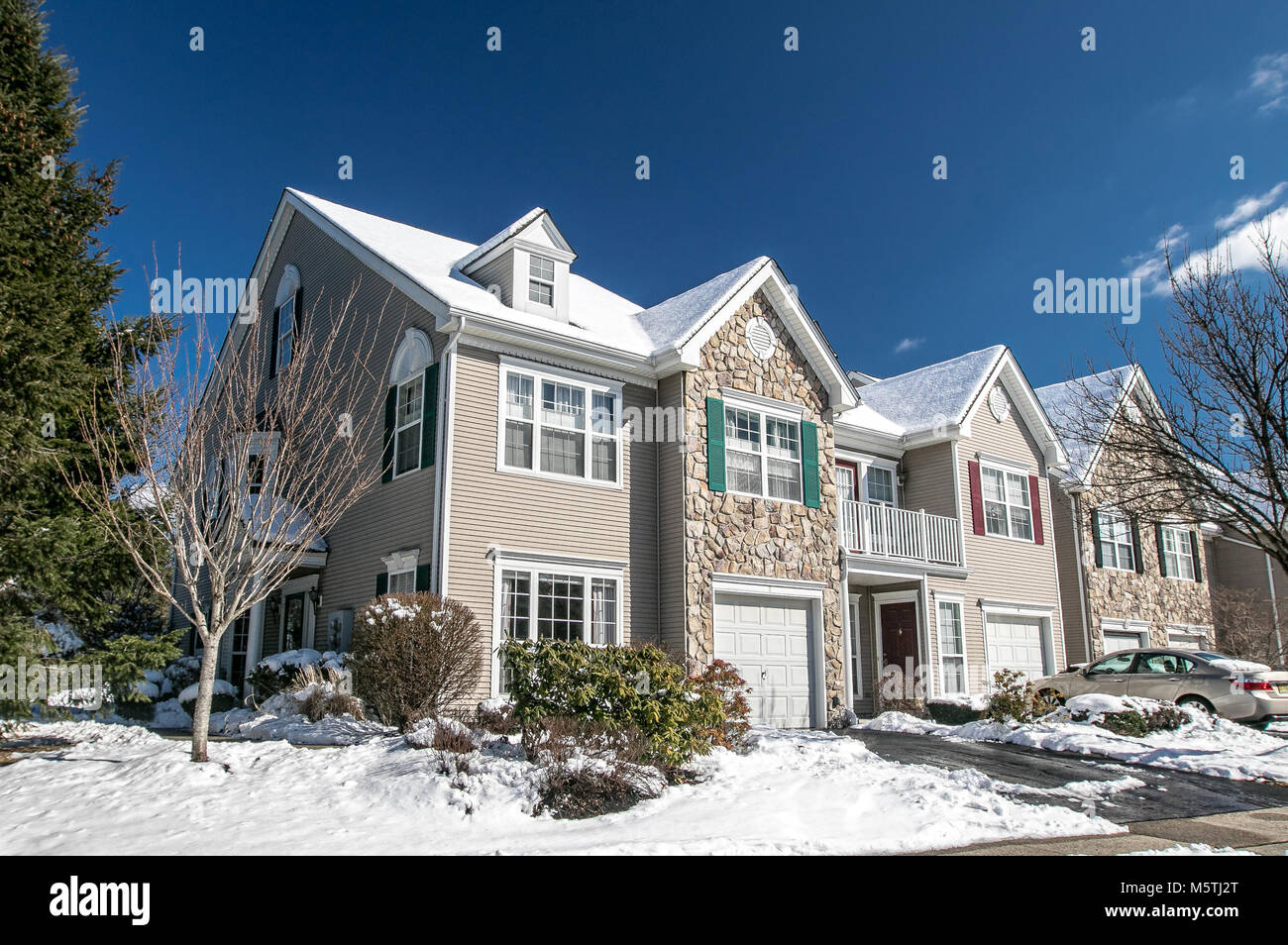 Suburban American townhouse dopo una recente nevicata. Foto Stock