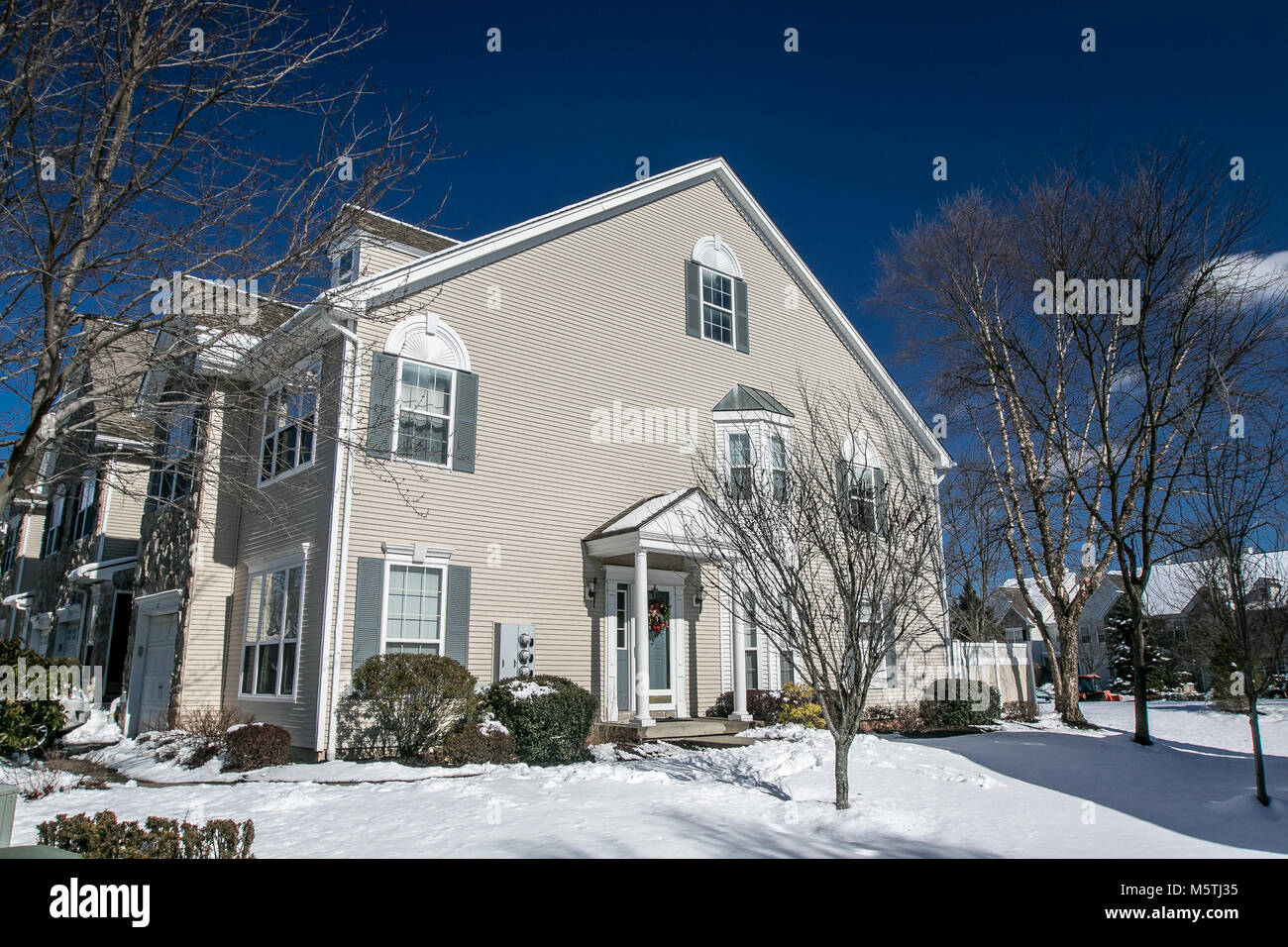 Suburban American townhouse dopo una recente nevicata. Foto Stock