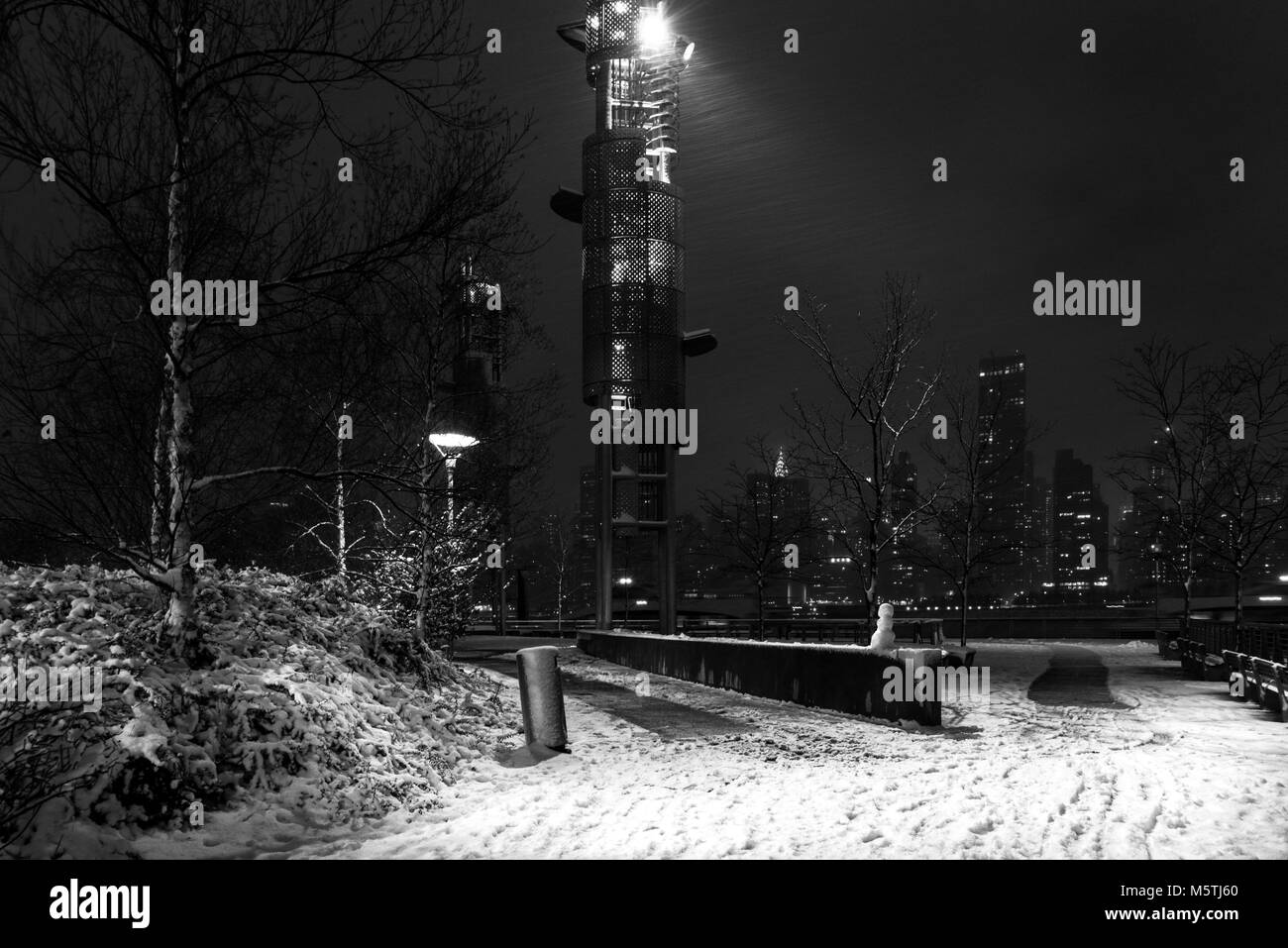 La città di New York durante la tempesta di neve. Vista del Parco del gantry nella città di Long Island. Foto Stock