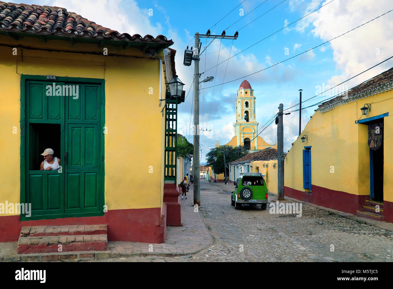 Strada di ciottoli che conducono in basso verso San Francisco de Asis Chiesa, Trinidad, Cuba Foto Stock