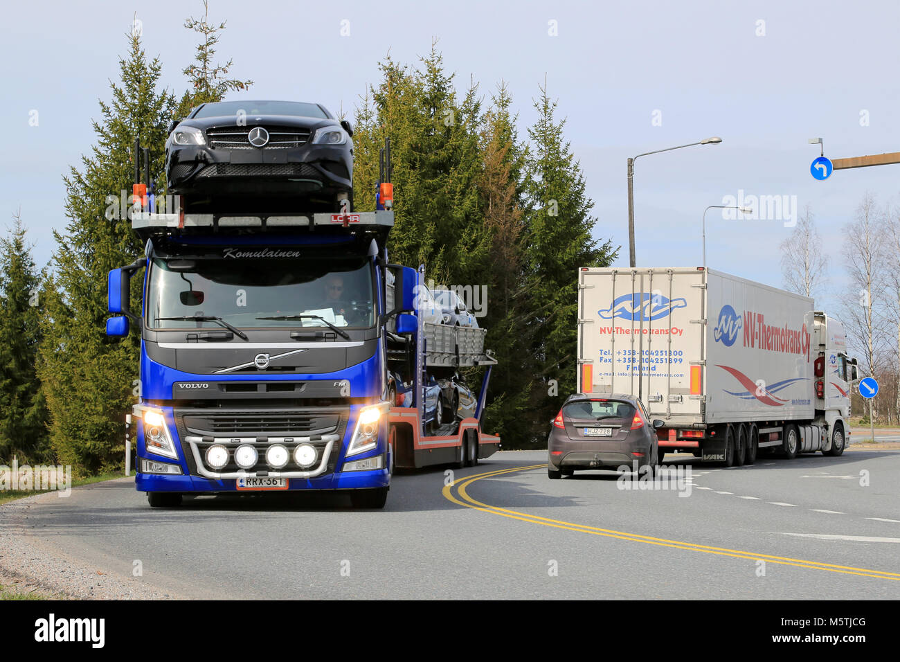 SALO, Finlandia - 1 Maggio 2015: Volvo Fm carrier traina un carico di nuove vetture. Il finlandese della industria automobilistica stima che un totale di 109.000 passenge nuovo Foto Stock