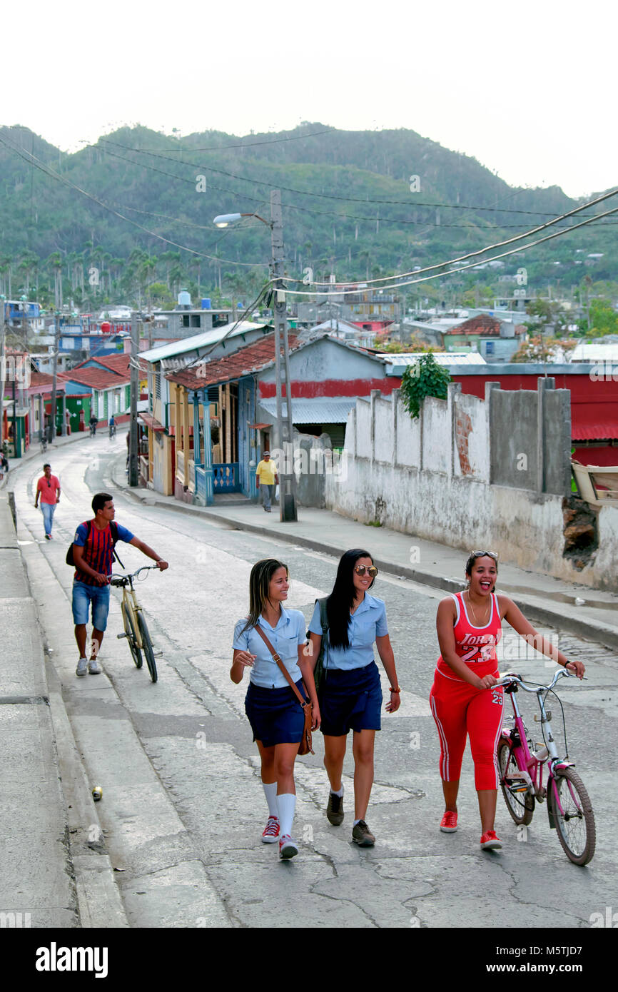 Gli studenti indossando uniforme blu a piedi a casa da scuola / università, Baracoa, provincia di Guantánamo, a Cuba Foto Stock