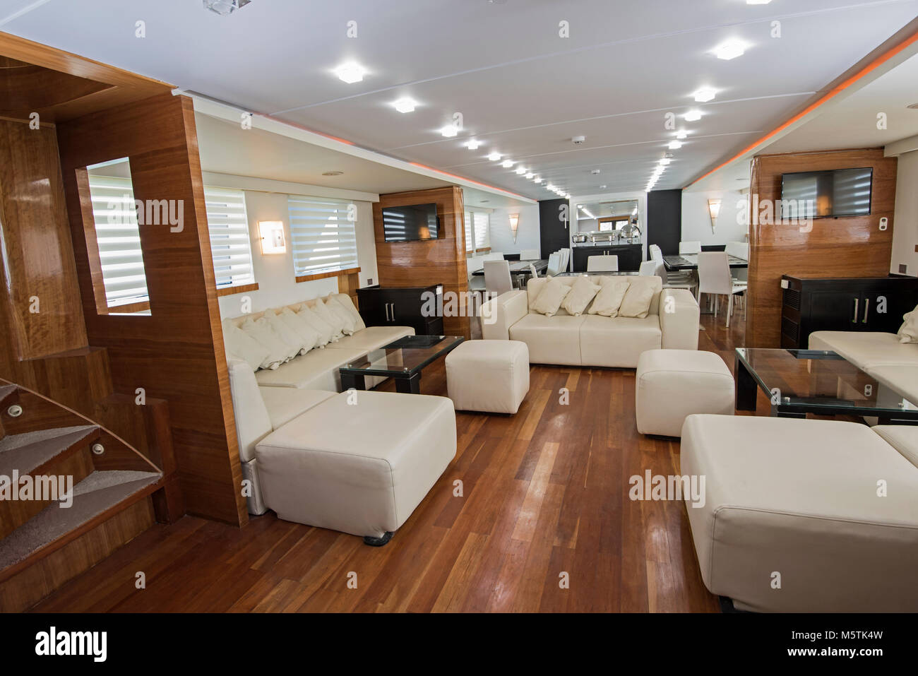 Interior design arredamento arredamento del salone in un grande lussuoso  yacht a motore Foto stock - Alamy