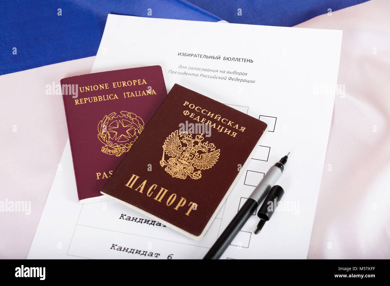 Russo Italiano e passa su una carta di ballottaggio per le elezioni presidenziali. Traduzione - Federazione Russa. Passaporto e UE. Repubblica italiana. Passaporto Foto Stock
