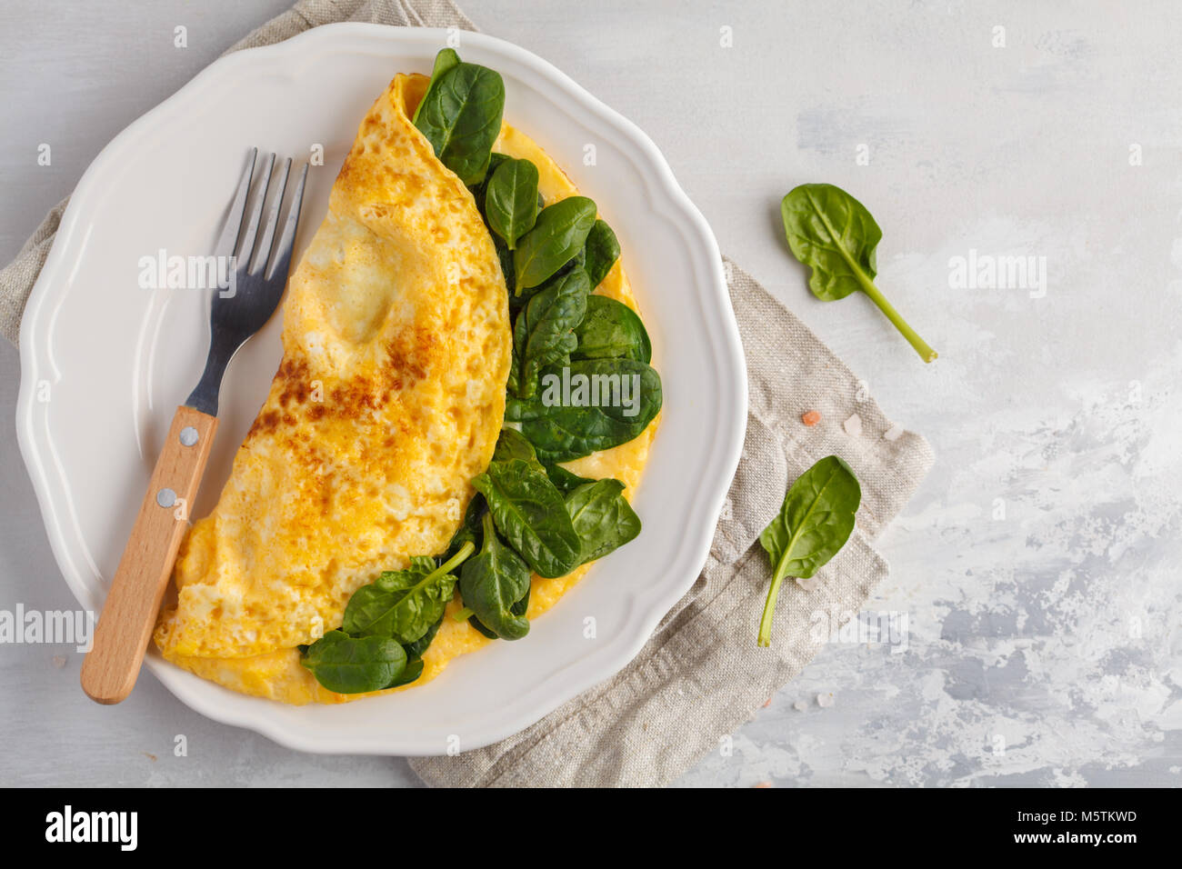 Omelette ripiene di spinaci e formaggio per una prima colazione. Foto Stock