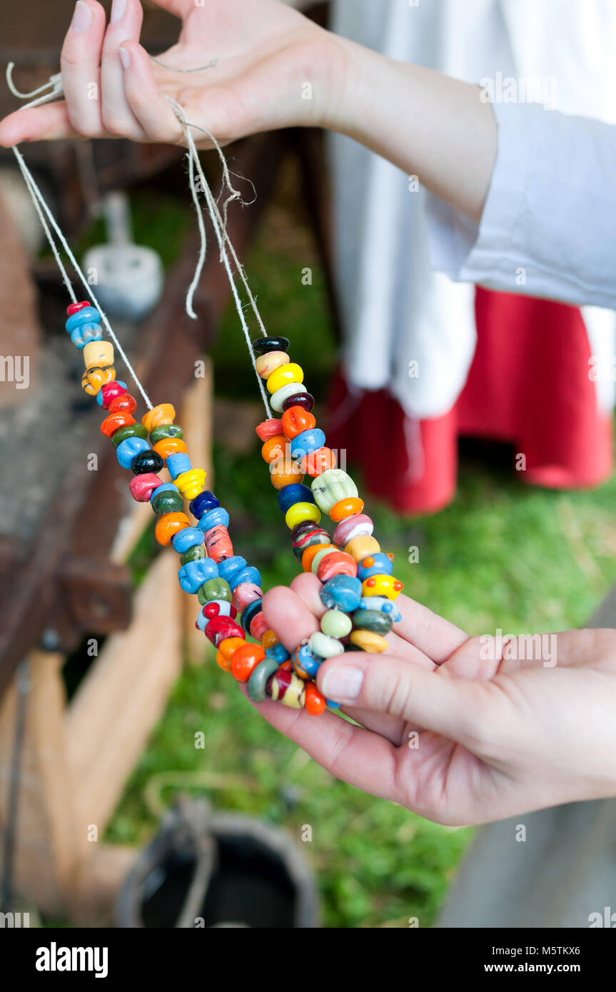 Girocollo con perle di vetro reso in un antico forno per vetro - ricostruzione - popoli Slavi Foto Stock