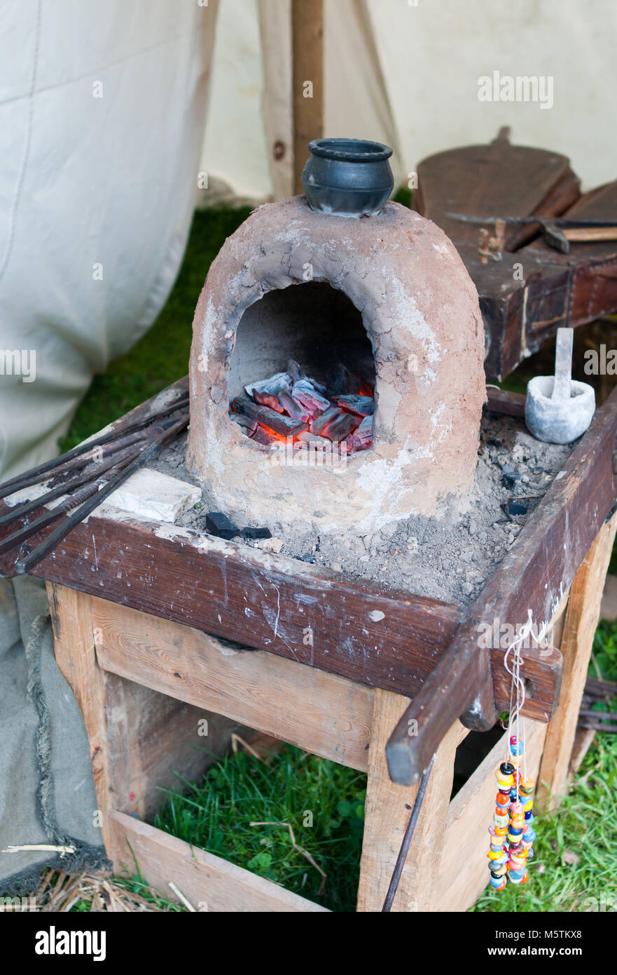 In terracotta antica fornace di vetro per la realizzazione di gioielli in vetro principalmente perle e collane - popoli slavi, i Celti, Goti Foto Stock