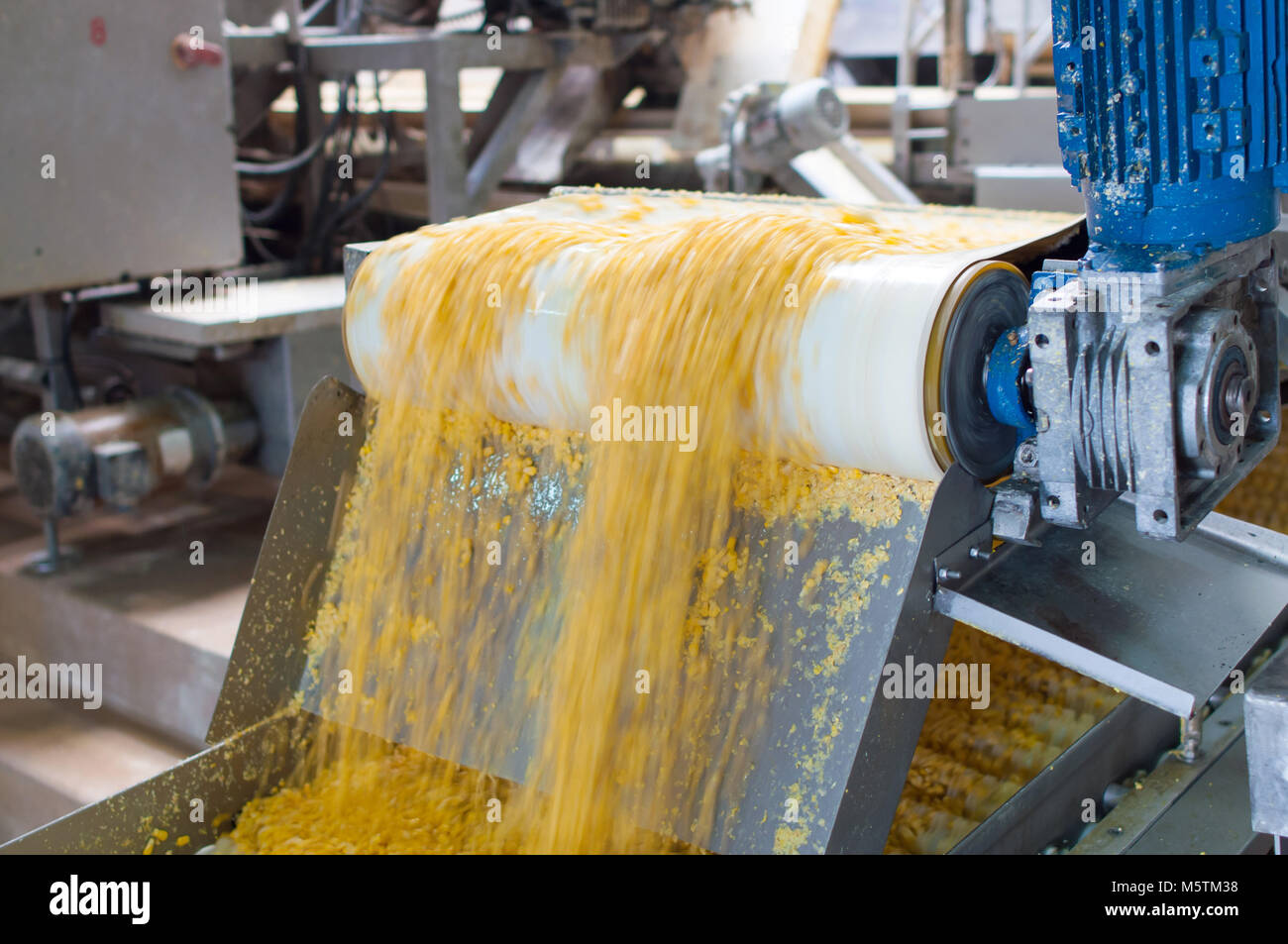 Il mais macchina sulla linea di produzione in una industria alimentare Foto Stock