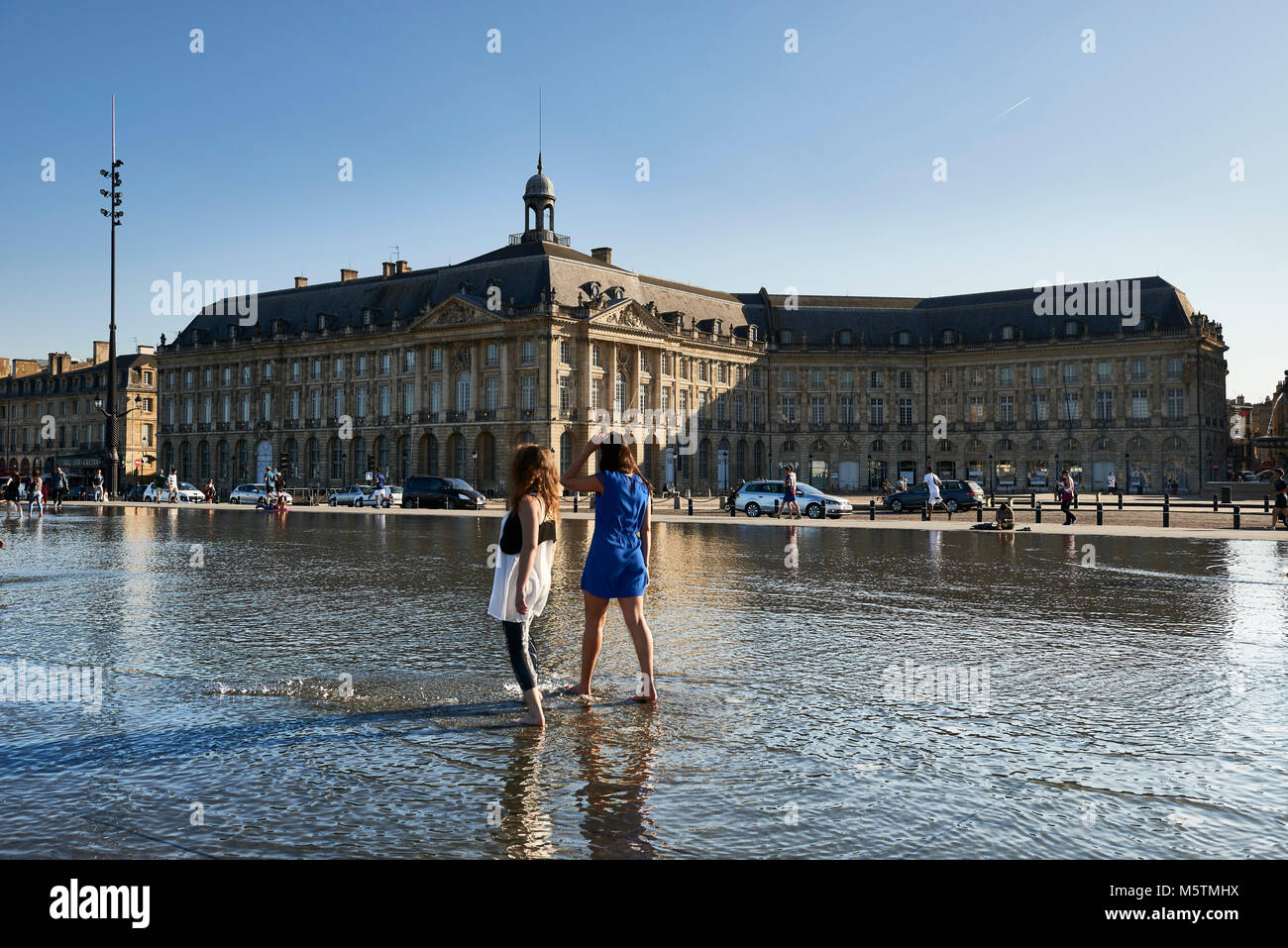 La fontana a specchio di fronte a Place de la Bourse di Bordeaux, Francia Foto Stock