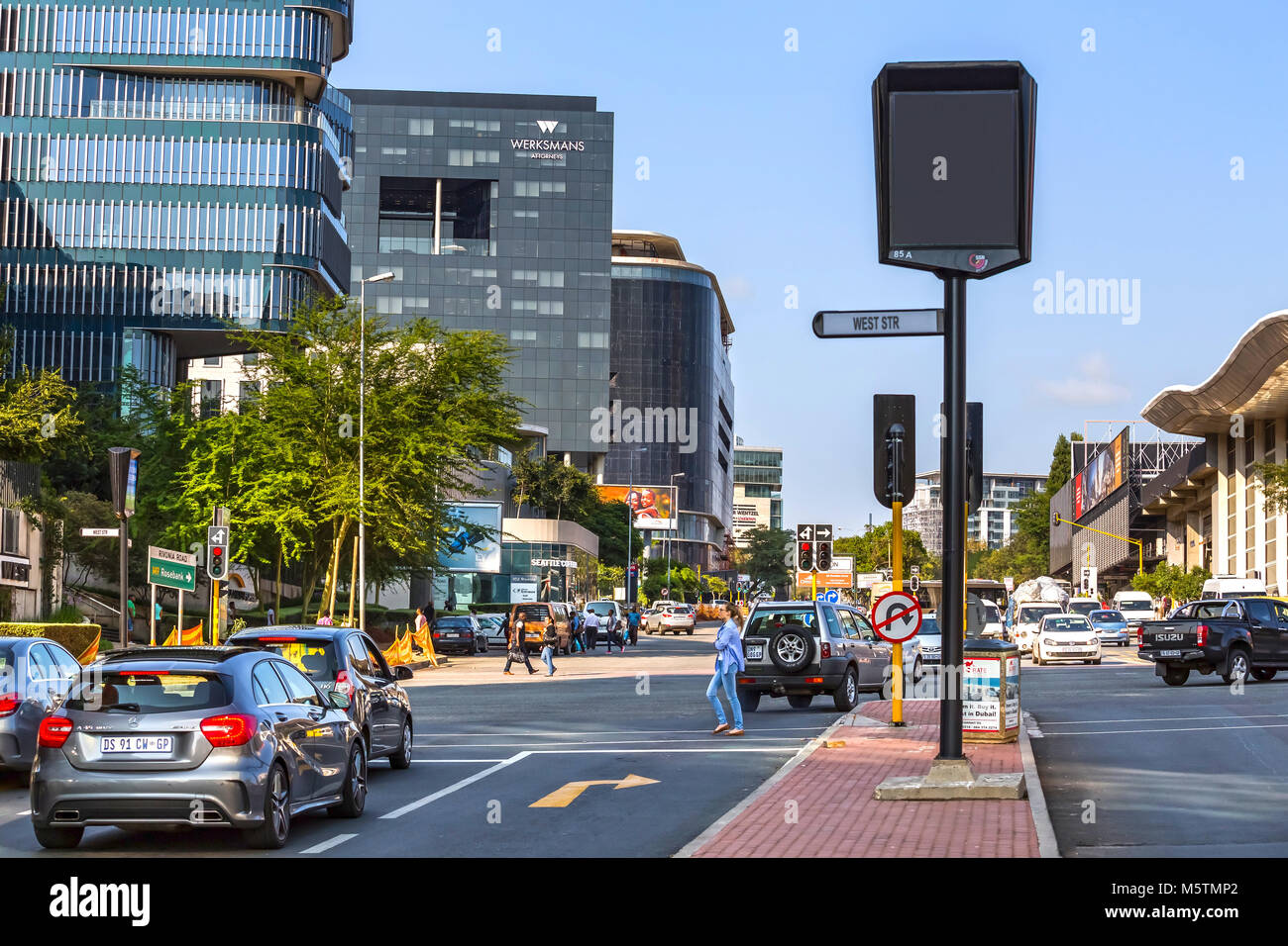 Intersezione di traffico con le automobili e gli edifici moderni in background Foto Stock