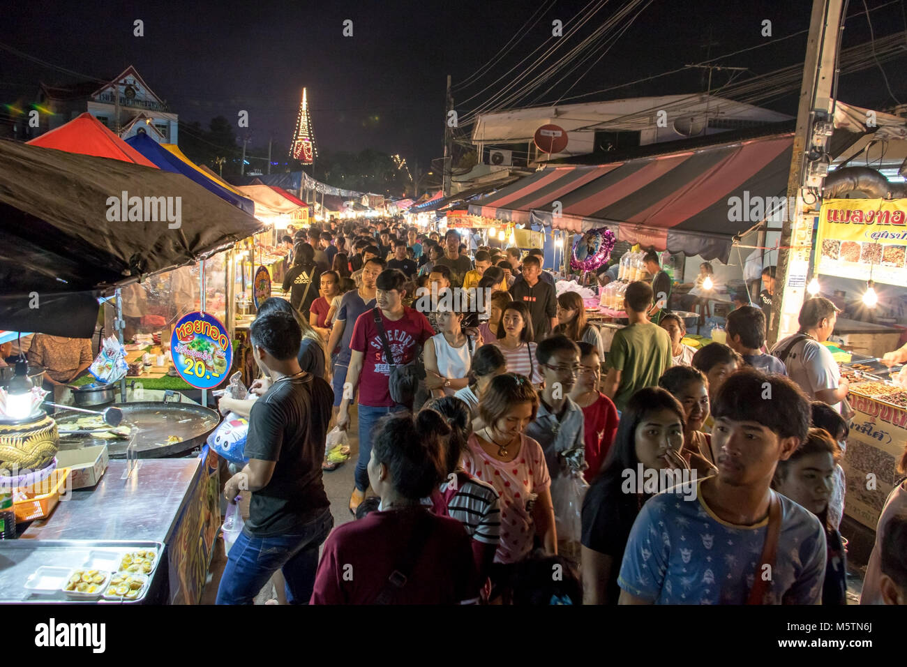 SAMUT PRAKAN, Thailandia, NOV 18 2017, la gente a piedi nel corridoio tra i chioschi a Phra Samut Chedi festival.folla nel mercato notturno. Foto Stock