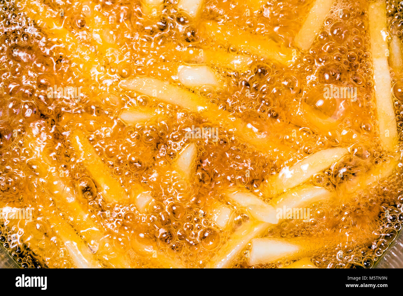 Le patatine fritte in padella, vicino. Patate fritte in olio. Foto Stock