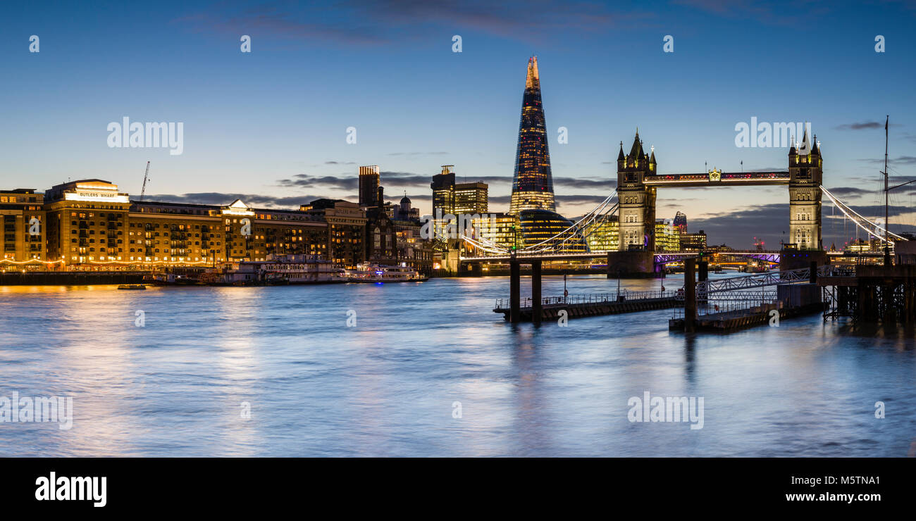 Vista panoramica della skyline di Londra al tramonto, dotate di Tower Bridge, Shard, Butlers Wharf e il fiume Tamigi Foto Stock