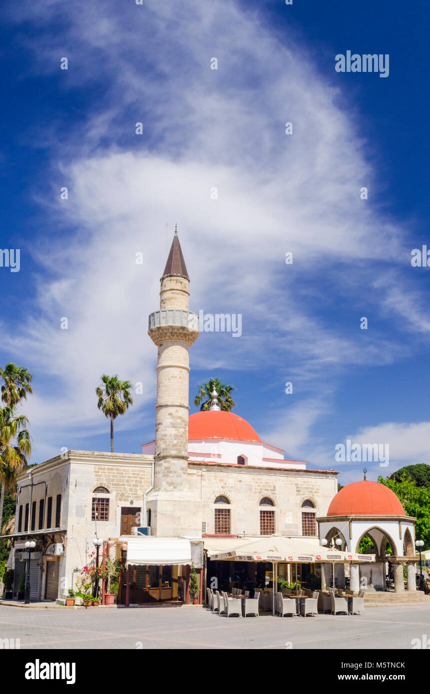 Cafe al di fuori della moschea Defterdar in Plateia Eleftherias, la città di Kos, Dodecanneso, Grecia Foto Stock