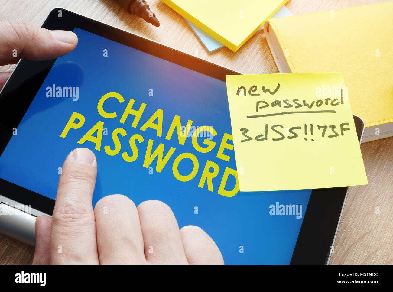 Uomo con tablet con parole modifica password da debole a forte. Foto Stock