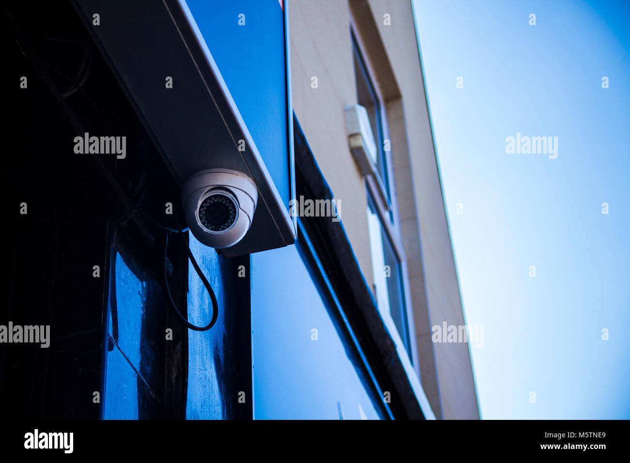 A circuito chiuso,telecamera CCTV, di fabbrica su sfondo scuro. Foto Stock