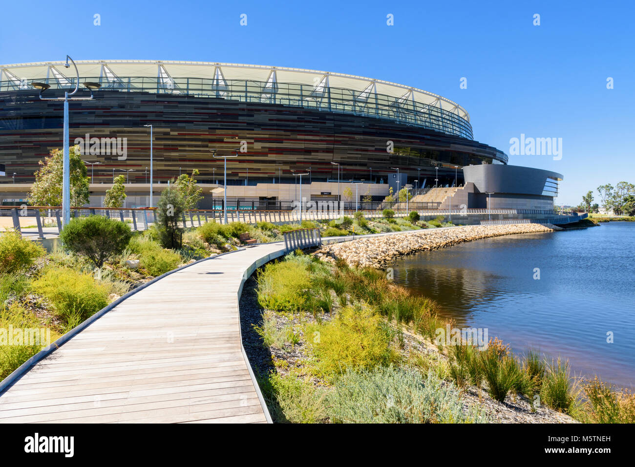 Il boardwalk intorno al nuovo Perth Optus Stadium sulla penisola di Burswood sul Fiume Swan, Perth, Australia occidentale, Australia Foto Stock