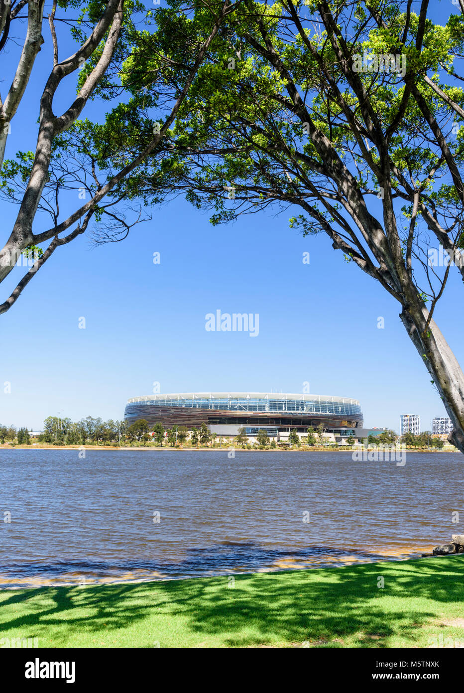 Il nuovo Perth Optus Stadium sulla penisola di Burswood guardando oltre il Fiume Swan, Perth, Western Australia Foto Stock