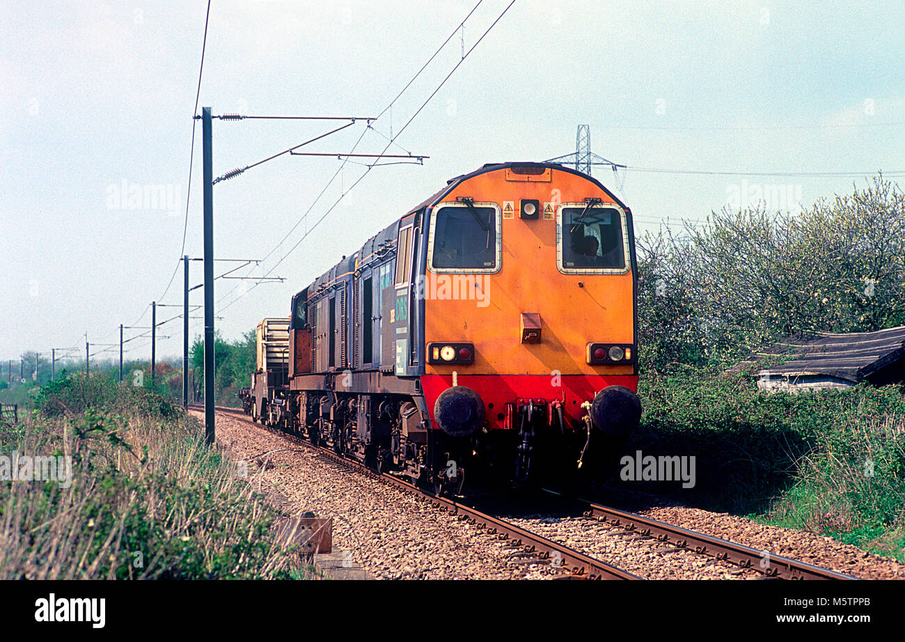 Una coppia di classe 20 locomotive diesel numeri 20315 e 20307 lavora un pallone nucleare treno legato per Southminster a South Woodham Ferrers sul ramo Southminster. 11 aprile 2002. Foto Stock