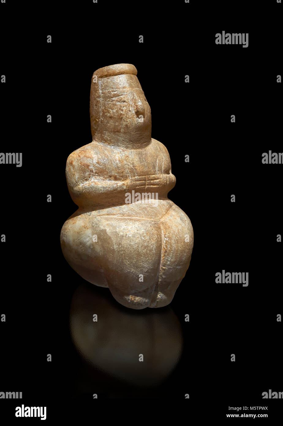 Piccolo Neolitico alabastri calcarei statua di una dea seduta da Su Cungiau de Marcu, Declomputzu, Sardegna Italia. Museo archeologico nazi Foto Stock