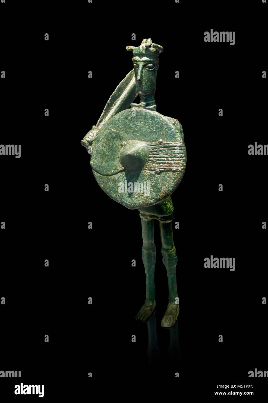 Età del ferro nuragico statua di bronzo di un soldato con scudo e spada dal Monte Arcosu di Uta, SARDEGNA. Museo archeologico nazionale di Cagliari, Italia. Foto Stock