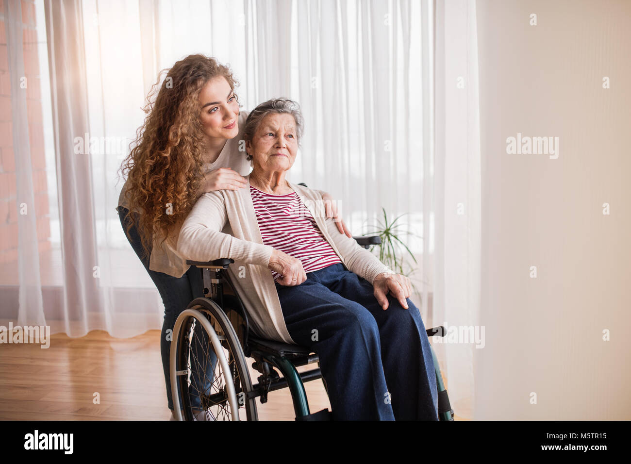 Una ragazza adolescente con la nonna a casa. Foto Stock