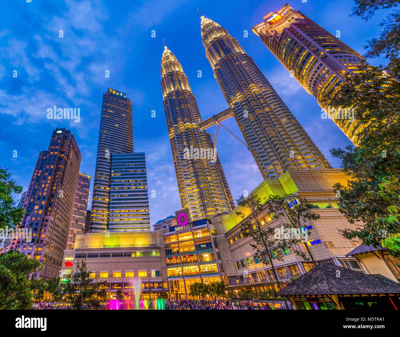 Kuala Lumpur neon di notte Petronas Towers KLCC Park illuminato della Malaysia Foto Stock