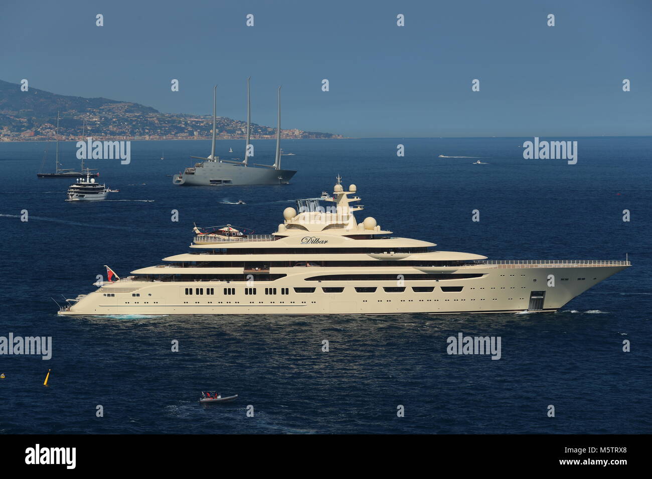 Personale più grande yacht nel mondo 'Dilbar' di proprietà da parte dell'imprenditore Alisher Usmanov e vela mega yacht A di Andrey Melnichenko e Italia sul backgr Foto Stock