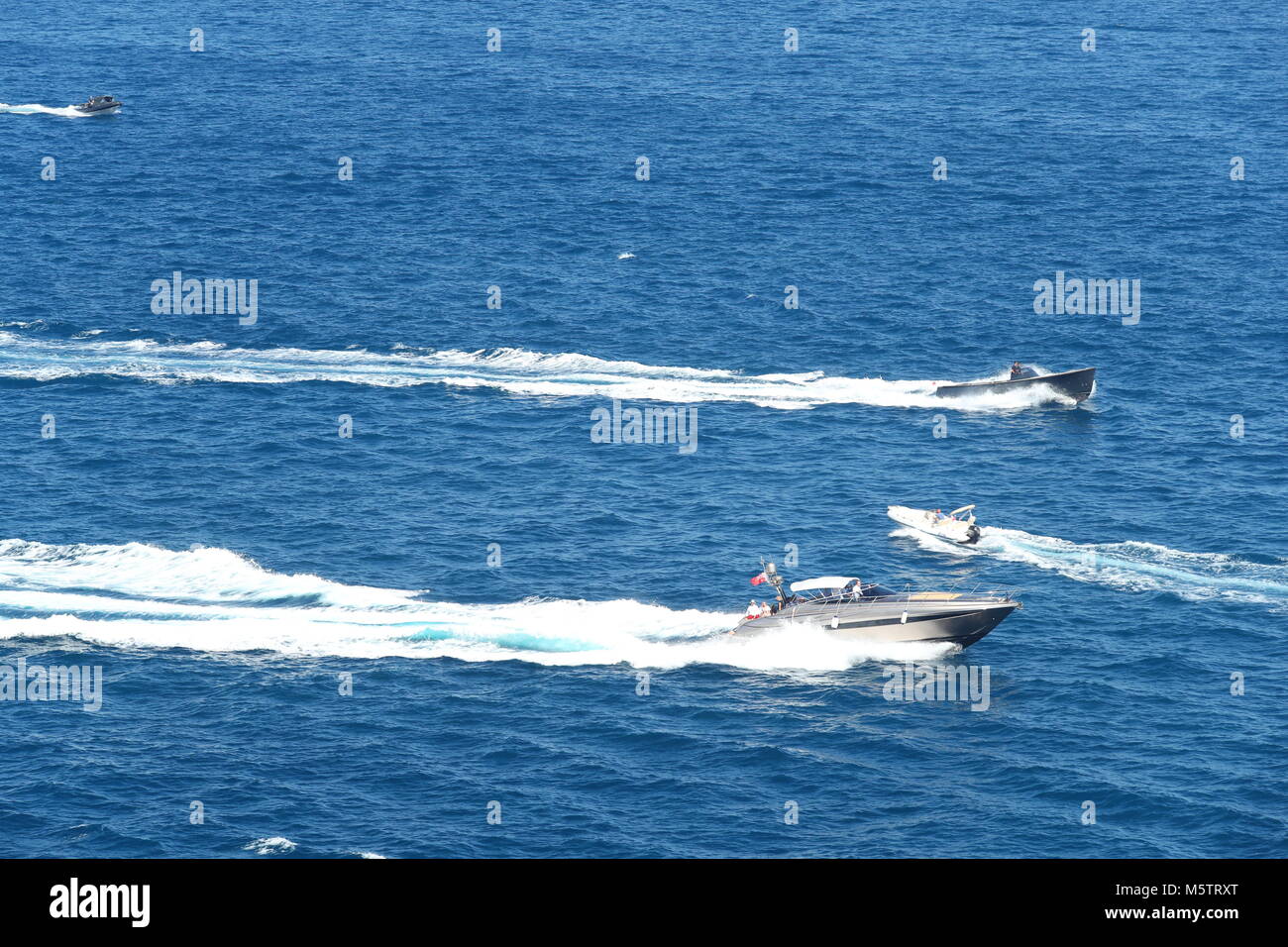 Il traffico verso il mare e le barche con i loghi degli sponsor andare in direzioni differenti, portare clienti nel corso di svolgimento di un Gran Premio di Monaco di Formula 1 Foto Stock
