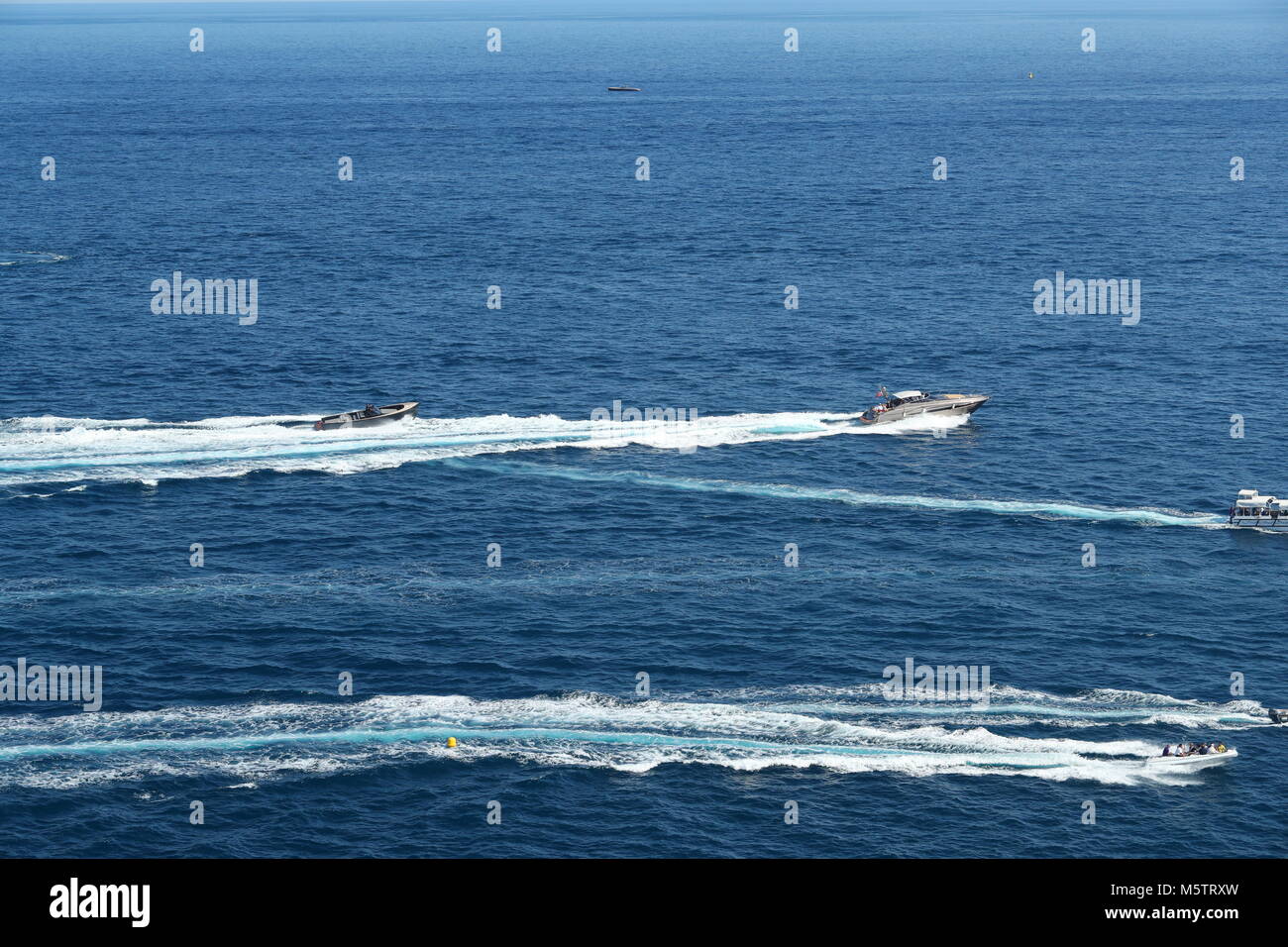 Il traffico verso il mare e le barche con i loghi degli sponsor andare in direzioni differenti, portare clienti nel corso di svolgimento di un Gran Premio di Monaco di Formula 1 Foto Stock