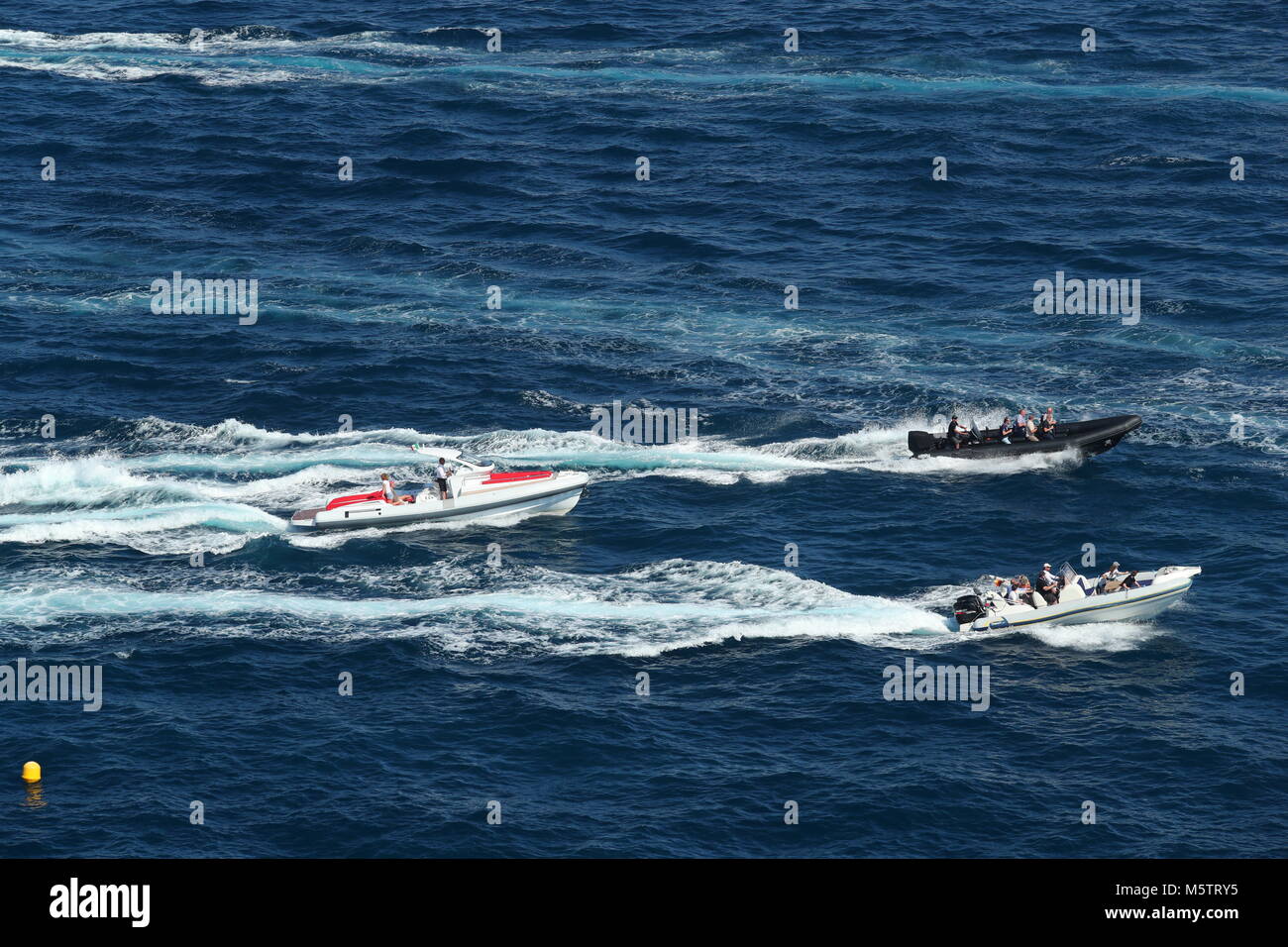 Il traffico verso il mare e le barche con i loghi degli sponsor andare in direzioni differenti, portare clienti nel corso di svolgimento di un Gran Premio di Monaco di Formula 1 Foto Stock