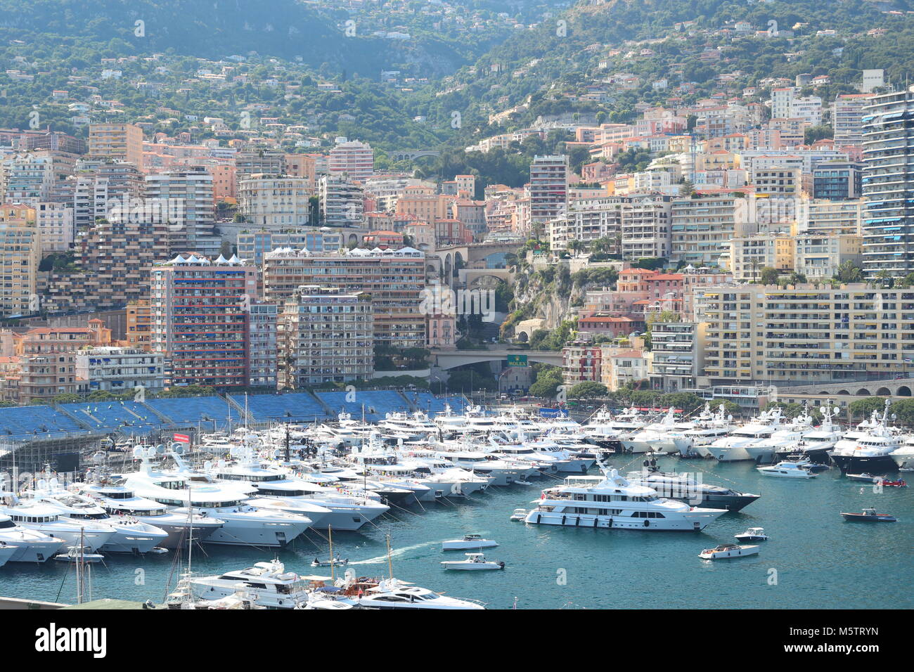 Porto Ercole in tempo di esecuzione gara del Gran Premio di Formula 1, un sacco di mega yacht, persone da imbarcazioni, parti con champagne, schermi di grandi dimensioni Foto Stock