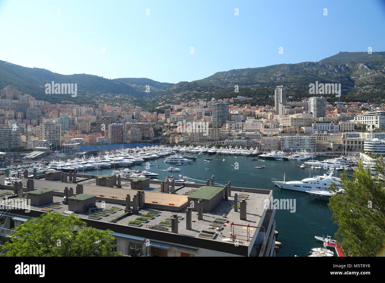 Porto Ercole in tempo di esecuzione gara del Gran Premio di Formula 1, un sacco di mega yacht, persone da imbarcazioni, parti con champagne, schermi di grandi dimensioni Foto Stock