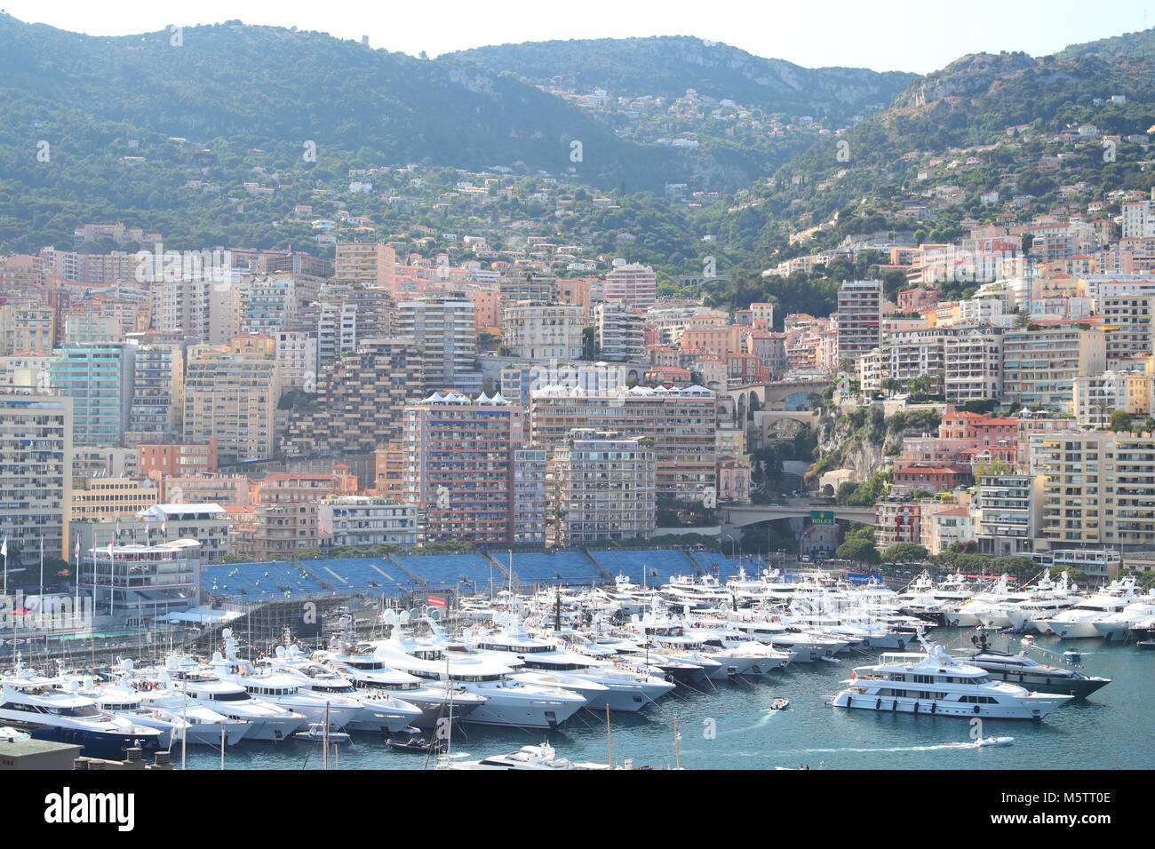 Porto Ercole in tempo di esecuzione gara del Gran Premio di Formula 1, un sacco di mega yacht, persone da imbarcazioni, parti con champagne, schermi di grandi dimensioni Foto Stock