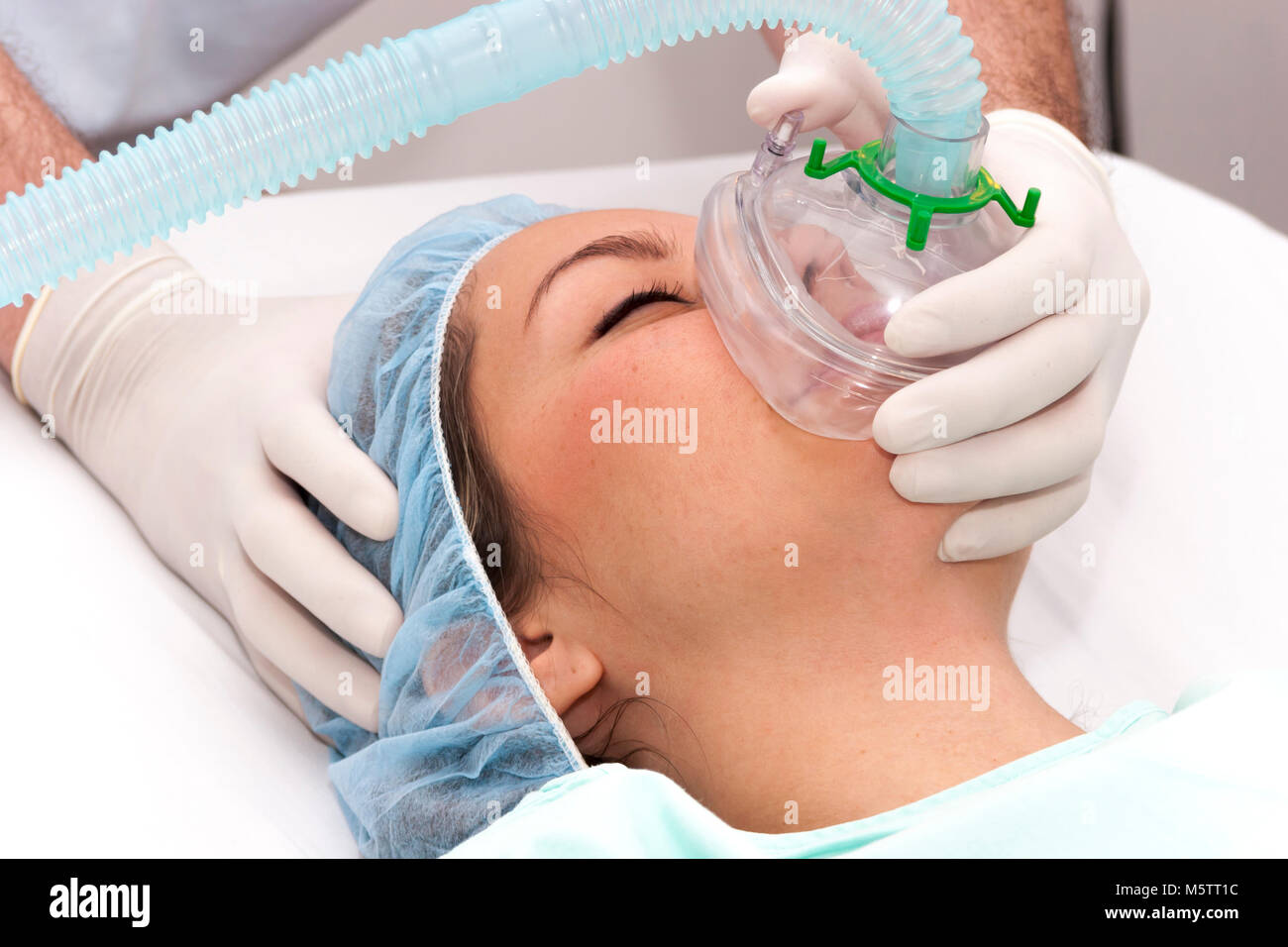 Bellissimo il paziente riceve un anestetico in ospedale Foto Stock