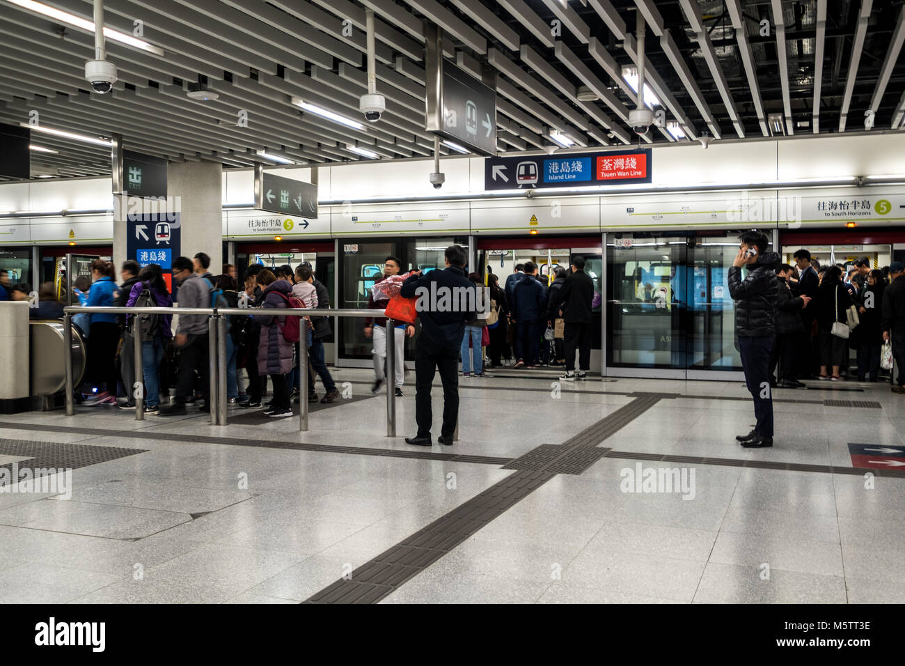 HONG KONG - Febbraio 21, 2018: affollate di persone di accedere a piedi per la fermata della metropolitana MTR nella stazione della metropolitana di Hong Kong. MTR è il più popolare dei trasporti Foto Stock