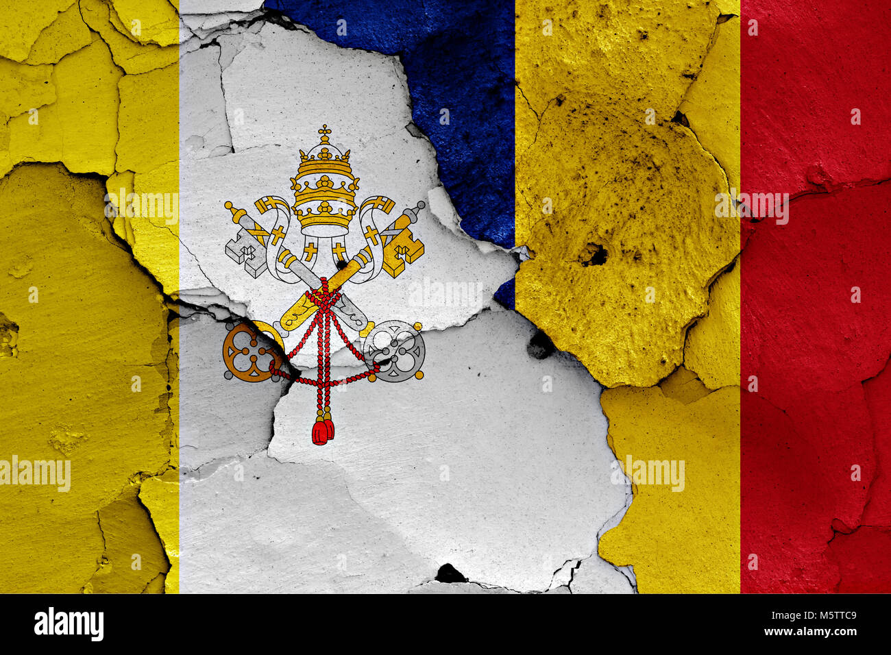 Bandiera del Vaticano e la Repubblica di Romania dipinta sulla parete incrinato Foto Stock