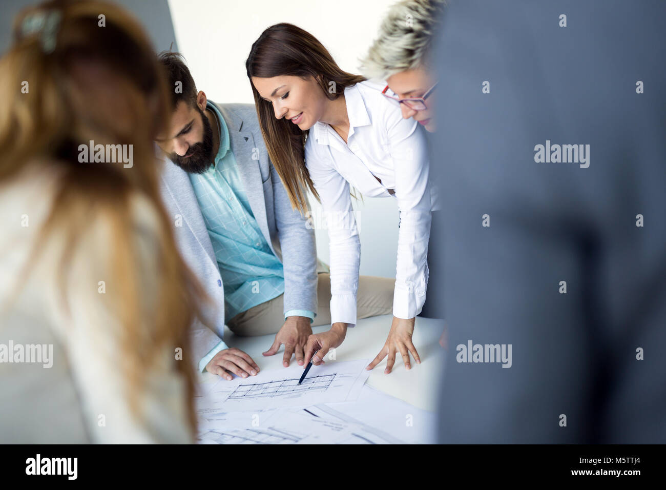 Ritratto di architetti avendo discussioni in ufficio Foto Stock