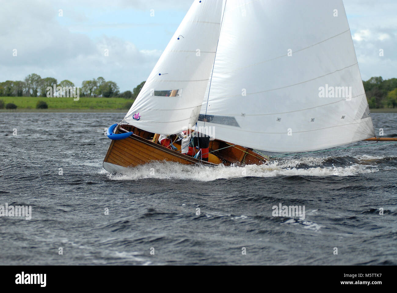 Un acqua Wag dinghy gare verso Roosky sul fiume Shannon in Irlanda. Swiss Olympic sailor Albert Schiess è al timone. Foto Stock