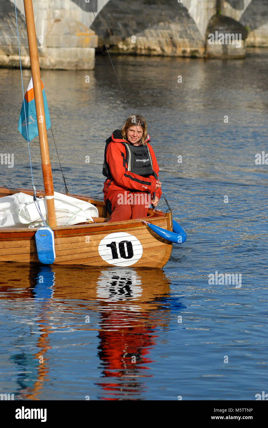 Olympic sailor Cathy MacAleavey pagaie la sua barca sotto il ponte a Tarmonbarry sul fiume Shannon durante la navigazione a vela irlandese Raid. Foto Stock