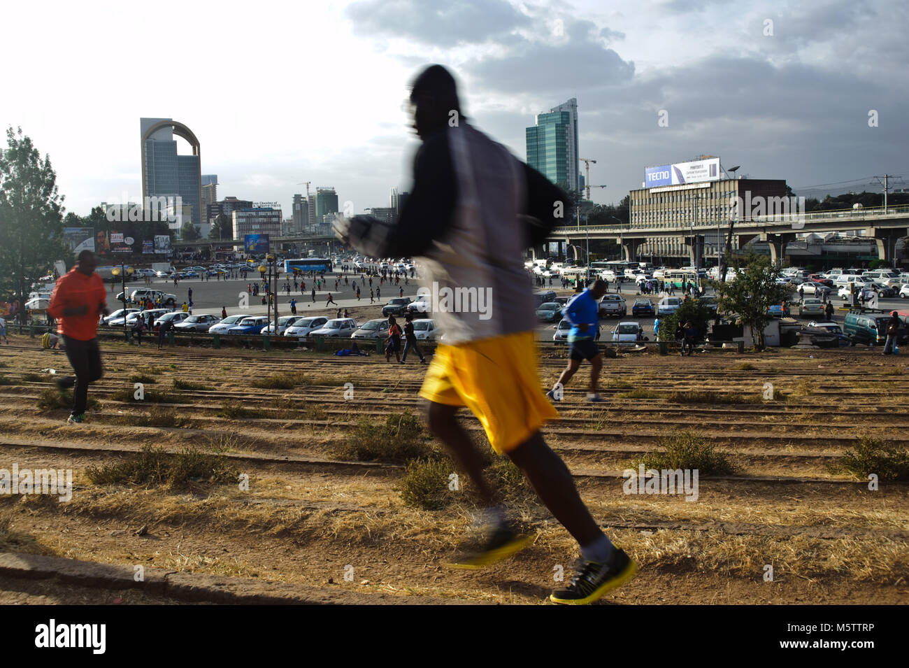 Per gli amanti del jogging sono in esecuzione a Meskel square ( ad Addis Abeba, Etiopia) Foto Stock