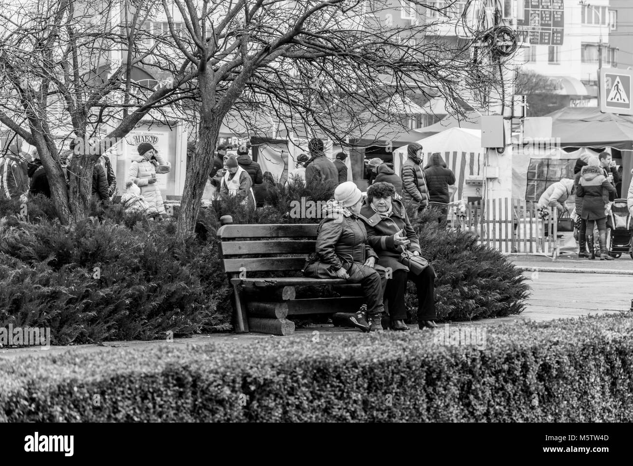 Le donne anziane parlando sul banco, in bianco e nero reportage foto Foto Stock